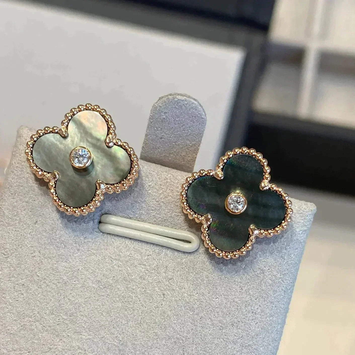 [Eternal Jewelry]CLOVER MEDIUM 1 MOTIFS GRAY MOP  DIAMOND EARRINGS