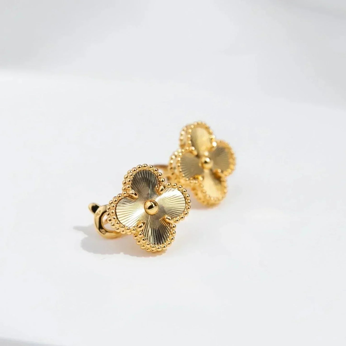 [Eternal Jewelry]CLOVER MEDIUM 1 MOTIFS LASER EARRINGS