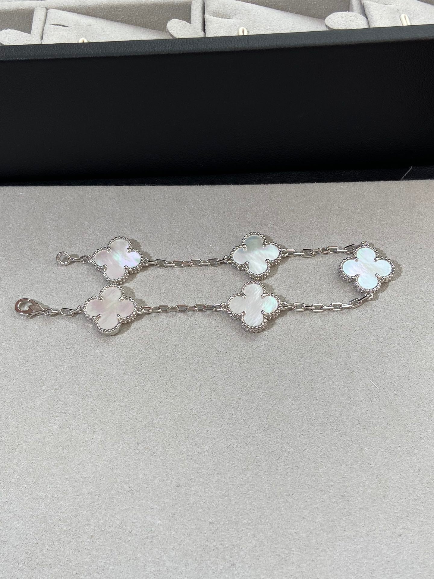 [Eternal Jewelry]CLOVER WHITE PEARL MOP 5 MOTIF BRACELET COLLECTION
