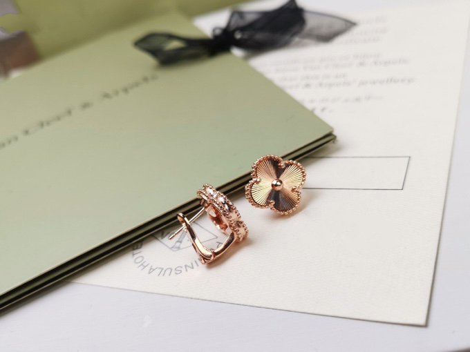 [Eternal Jewelry]CLOVER MEDIUM STUD EARRINGS
