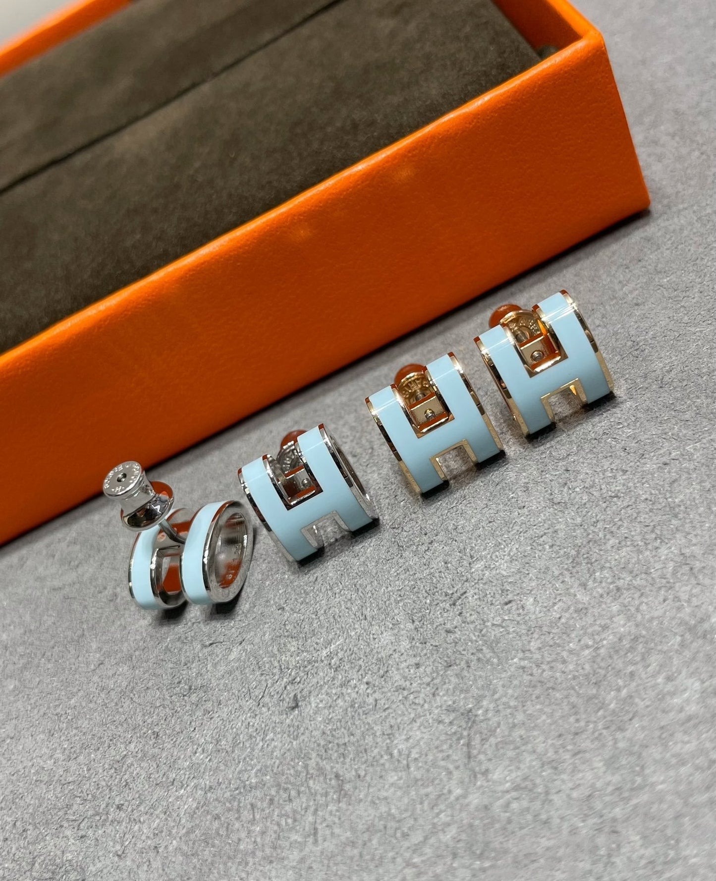 [Eternal Jewelry]POP H SKY BLUE STUD EARRINGS