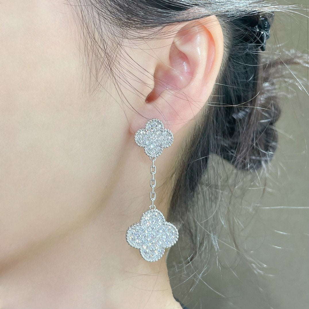 [エターナルジュエリー]クローバー 2モチーフ ダイヤモンド パヴェ シルバーピアス