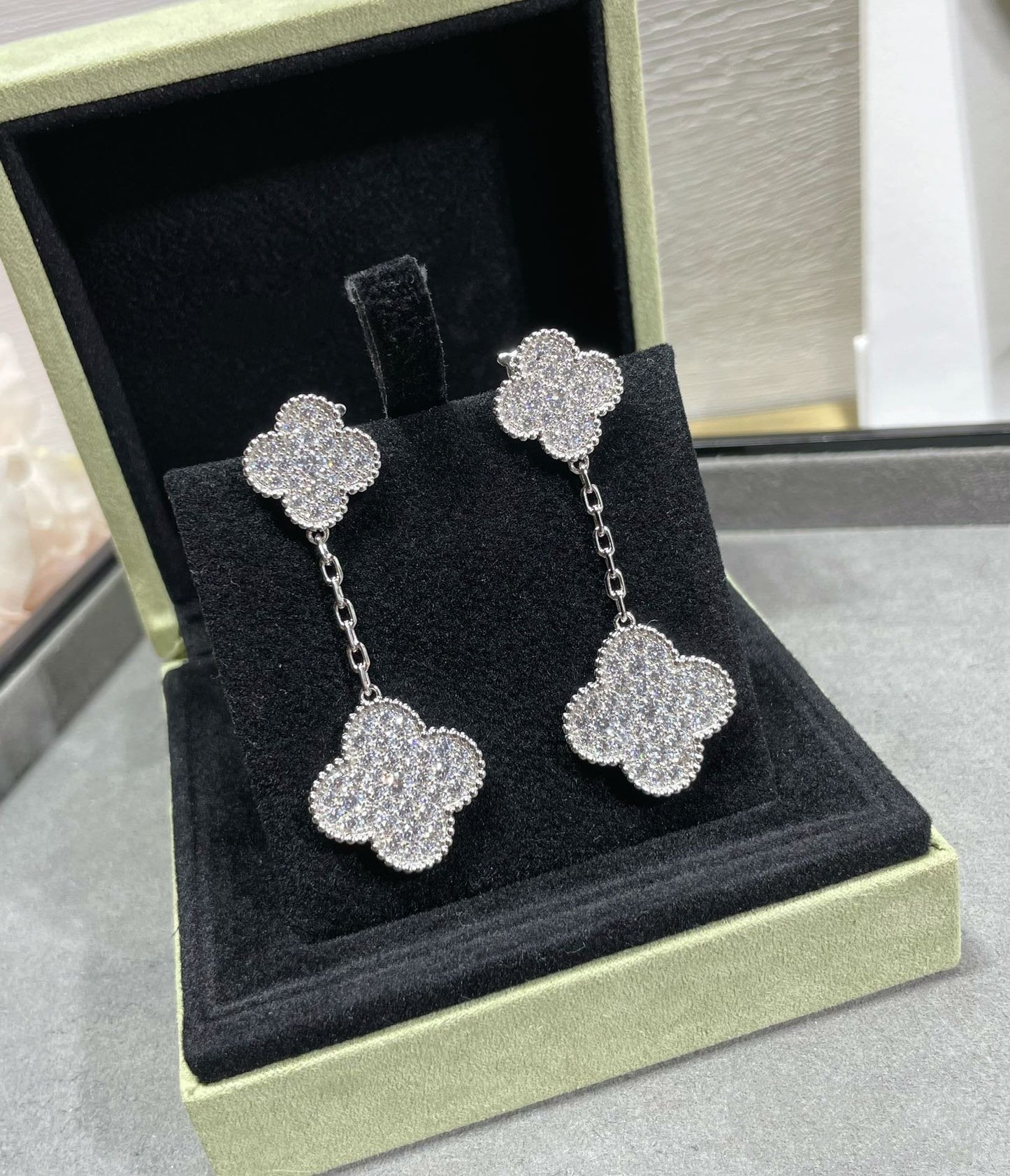 [エターナルジュエリー]クローバー 2モチーフ ダイヤモンド パヴェ シルバーピアス