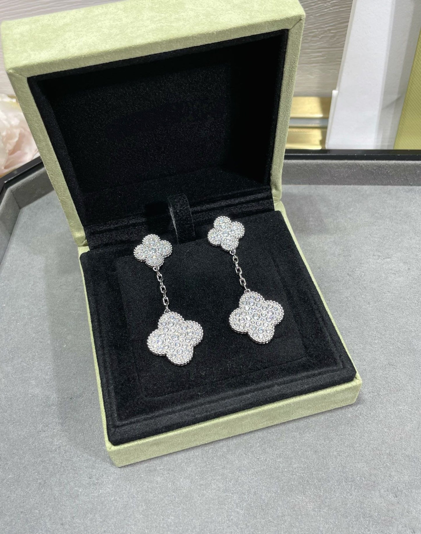[エターナルジュエリー]クローバー 2モチーフ ダイヤモンド パヴェ シルバーピアス