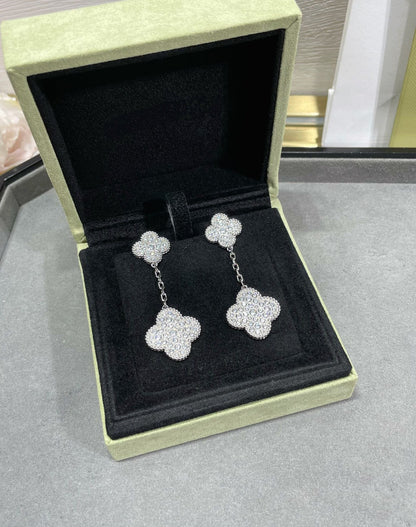 [エターナルジュエリー]クローバー 2モチーフ ダイヤモンド パヴェ シルバーピアス