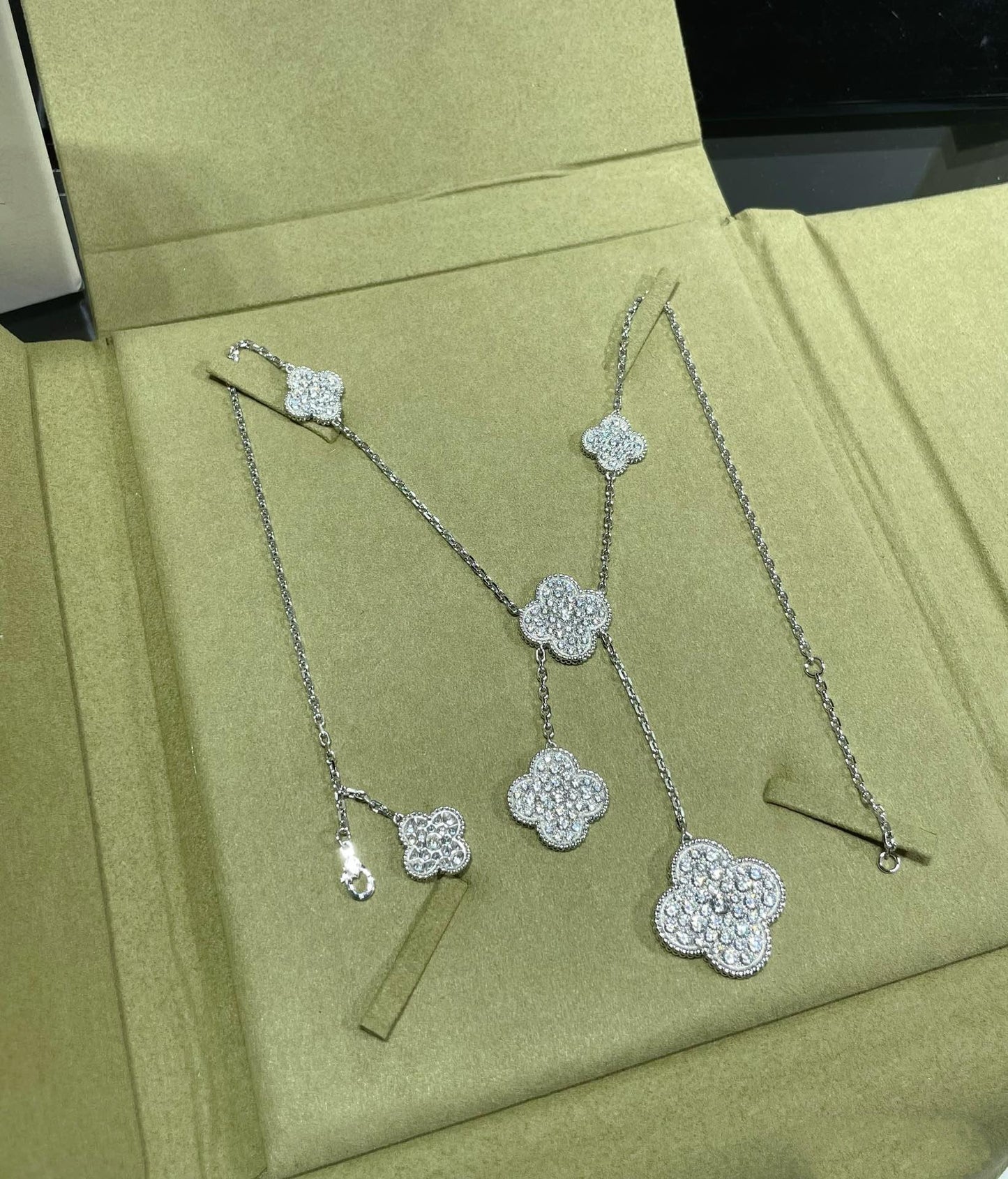 [エターナルジュエリー] クローバー6モチーフ ダイヤモンド パヴェネックレス