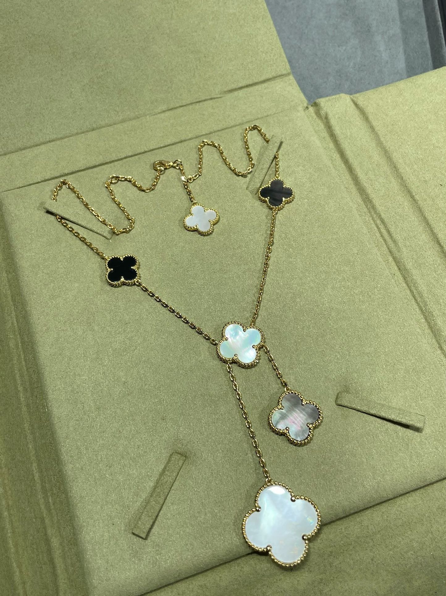 [Eternal Jewelry]CLOVER 6 MOTIF MOP ONYX GOLD NECKLACE