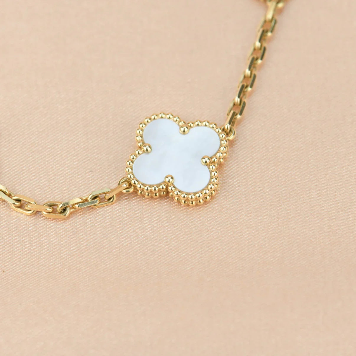 [Eternal Jewelry]CLOVER WHITE PEARL MOP 5 MOTIF BRACELET COLLECTION