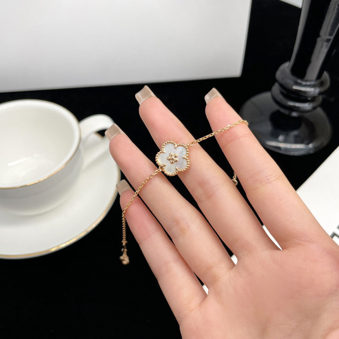 [Eternal Jewelry]LUCKY  WHITE MOP  PLUM BLOSSOM NECKLACE