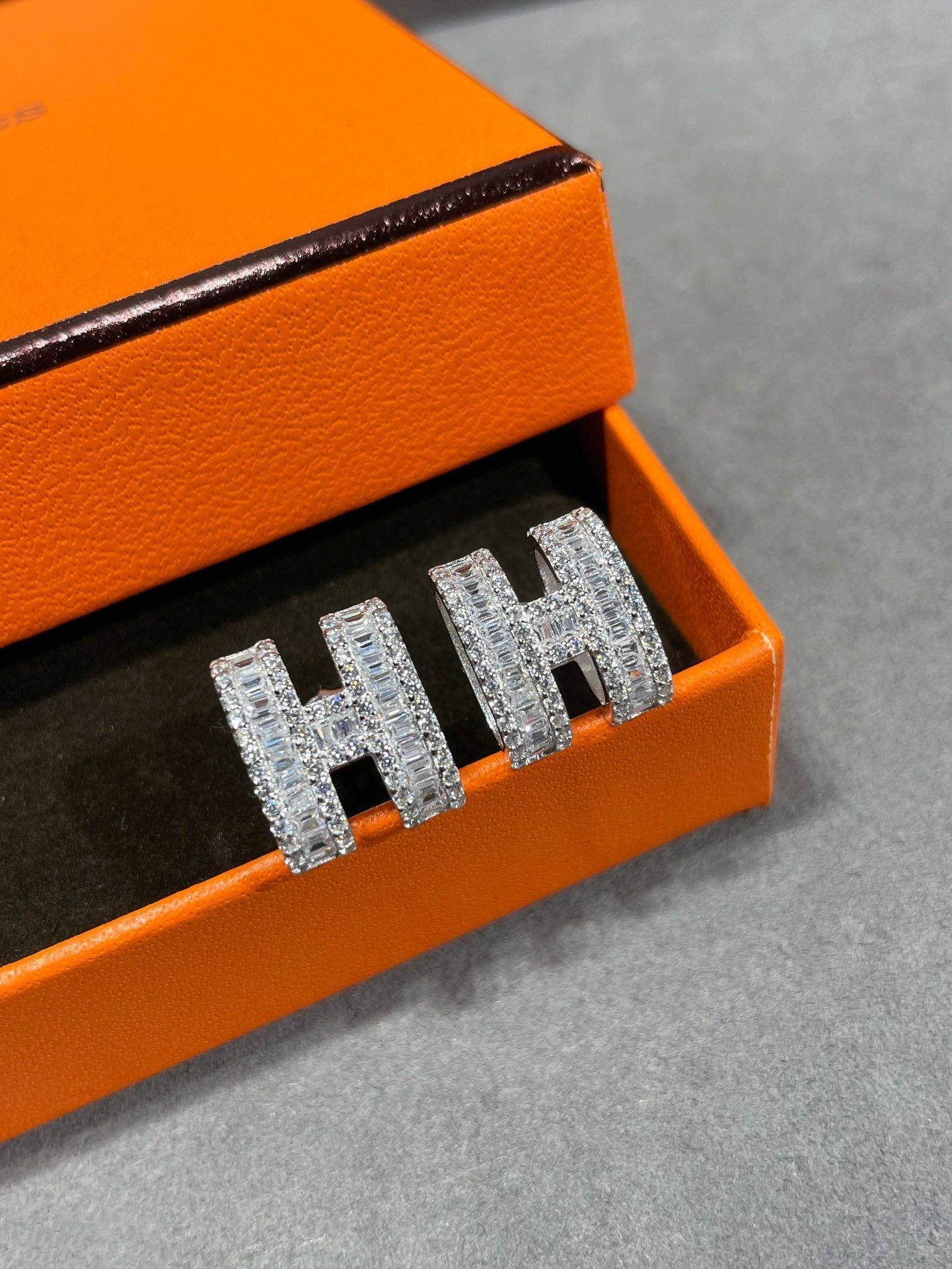 [Eternal Jewelry]H STUD EARRINGS WITH SILVER DIAMONDS