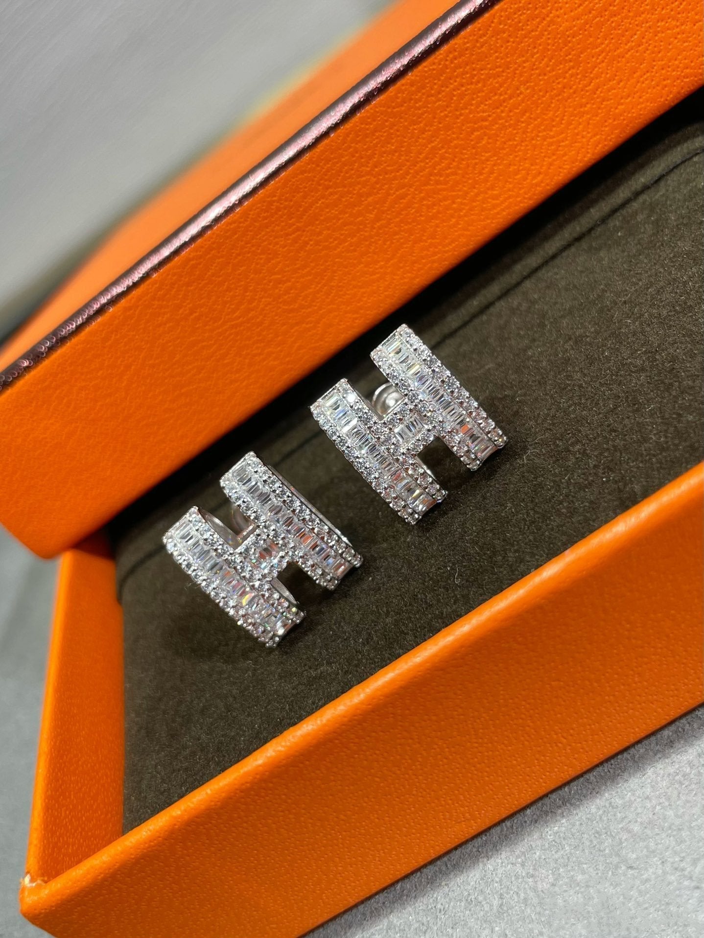 [Eternal Jewelry]H STUD EARRINGS WITH SILVER DIAMONDS
